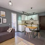 Industrial Look Apartment Top Centre + Free Parking
