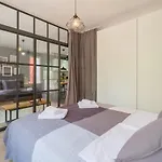 Industrial Look Apartment Top Centre + Free Parking